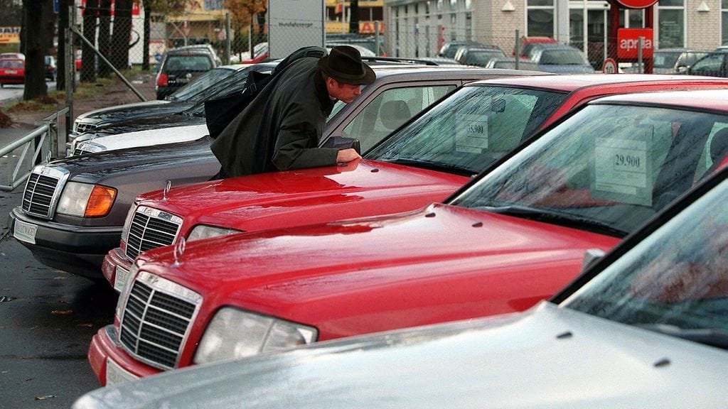 Suomalainen autonostija tutkimassa käytettyjä Mercedes-Benzejä Saksan Lyypekissä vuonna 1998.