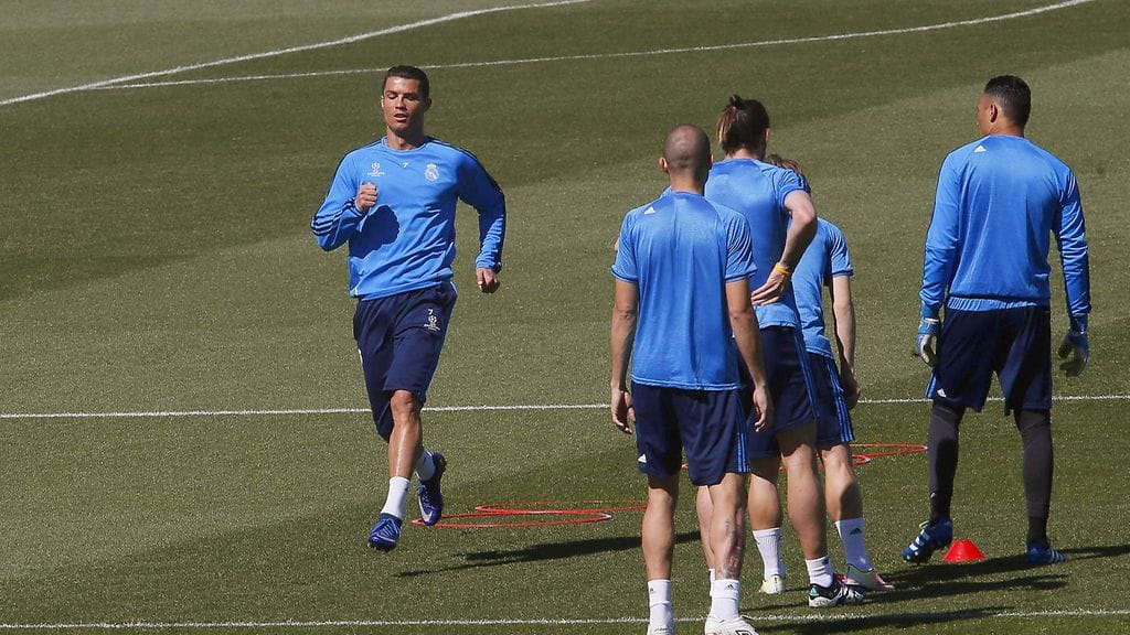 Cristiano Ronaldo (vas.) osallistui täysipainoisesti Real Madridin harjoituksiin tiistaina. Joukkue isännöi keskiviikkona Manchester Cityä Mestarien liigan toisessa välieräottelussa.
