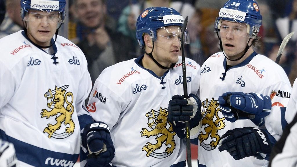 Teemu Pulkkinen (kesk.) tälläsi Leijonille kaksi maalia. Hänet valittiin Suomen parhaaksi pelaajaksi.