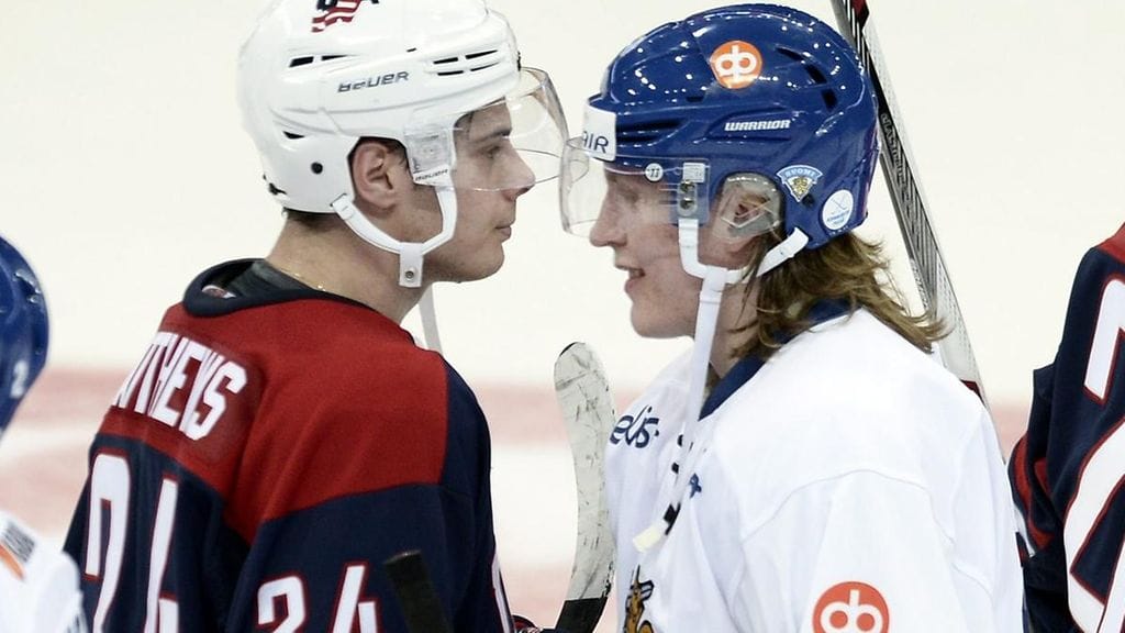 Patrik Laine (oik.) ja Auston Matthews kisaavat NHL:n ykkösvarauksesta.