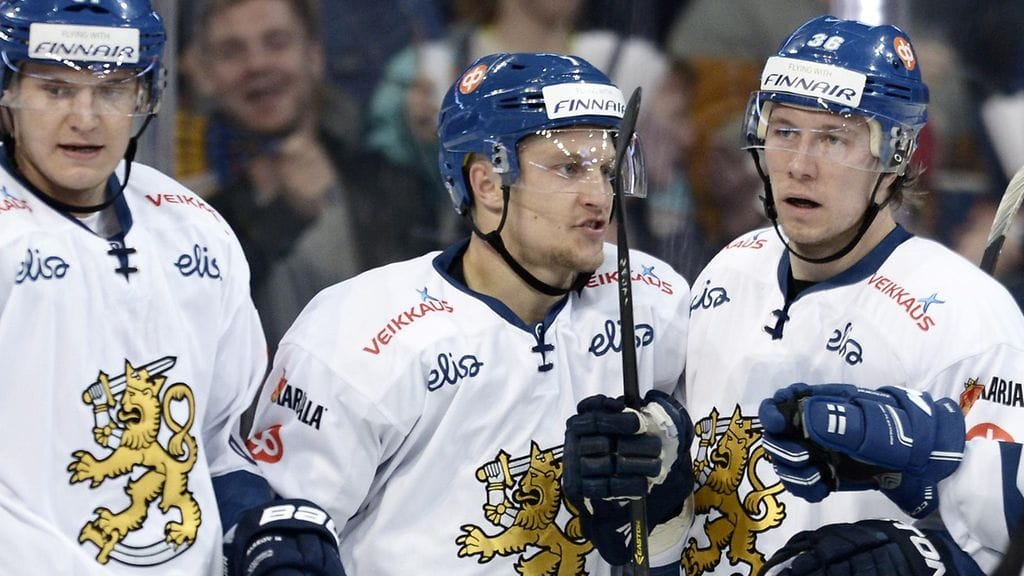 Teemu Pulkkinen (kesk.) heilutti verkkoja kahdesti USA:ta vastaan.