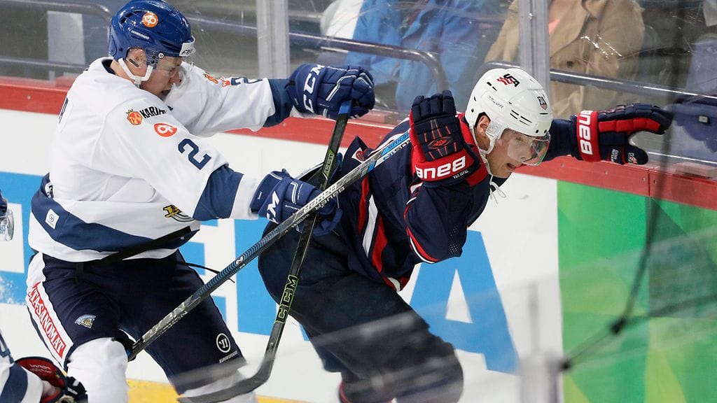 Ville Pokka (vas.) yritti pitää USA:n Auston Matthewsin aisoissa MM-kenraaliottelussa.