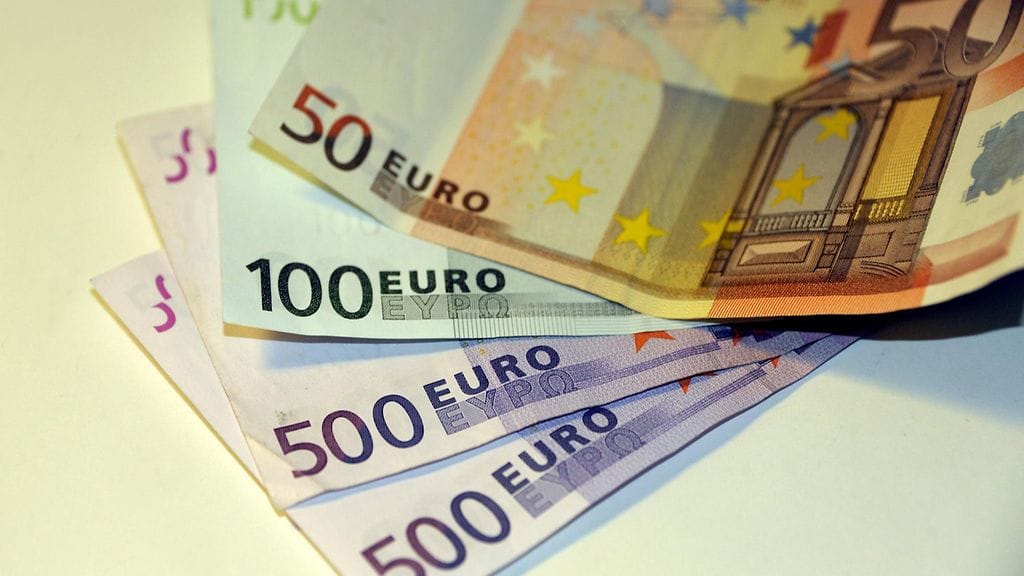 Erään vastaajan mielestä sopiva yo-lahja lapsenlapselle on tuhat euroa.