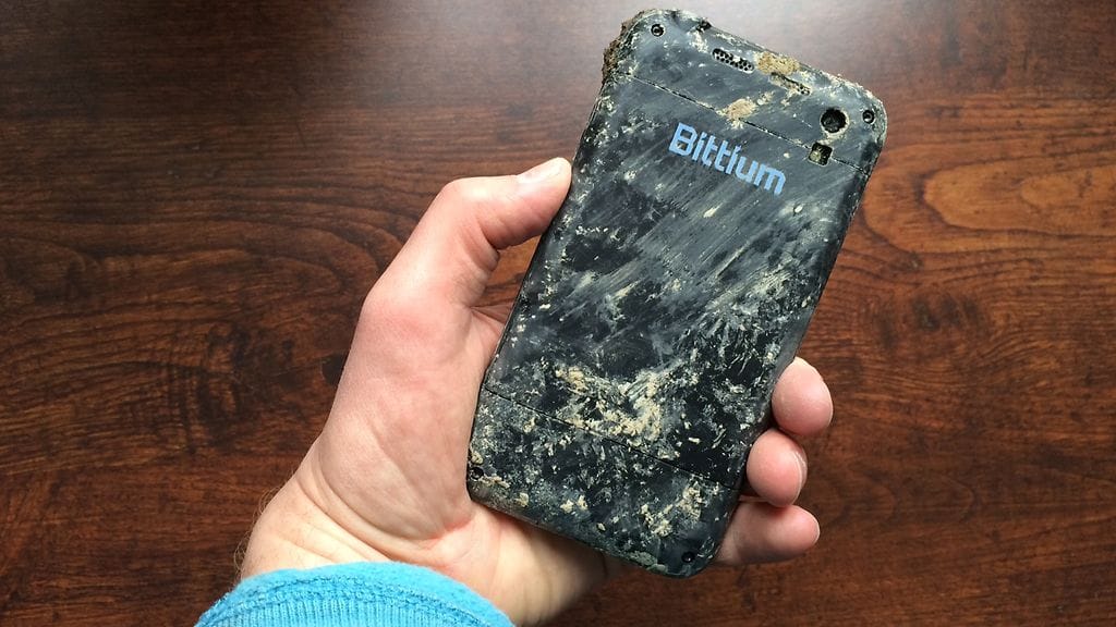 bittium-kännykkä kaivinkoneen käsittelyssä