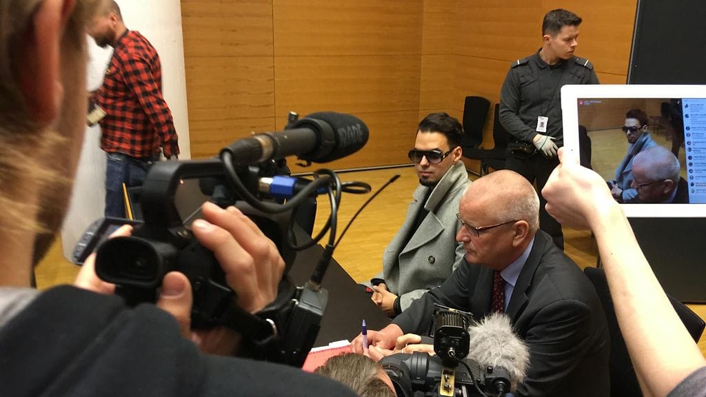 Axl Smith vaatii matkustuskiellon ja takavarikon purkamista käräjäoikeudessa.