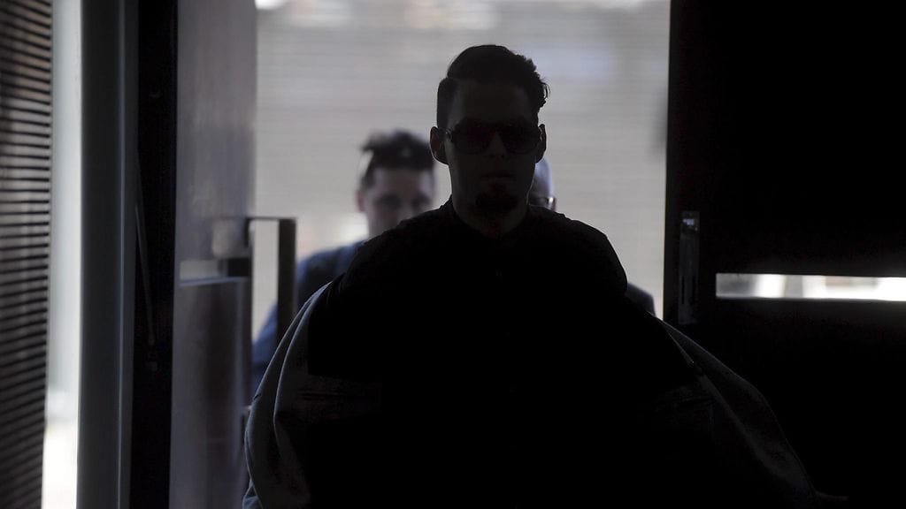 Salakatselusta epäilty tv-juontaja Axl Smith saapui Helsingin käräjäoikeuden istuntoon keskiviikkona 4. toukokuuta 2016.