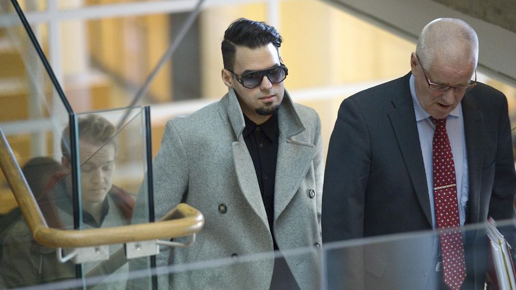 Axl Smith saapui Helsingin käräjäoikeuteen 4. toukokuuta asianajajansa kanssa. Oikeus kumosi Smithin takavarikon ja matkustuskiellon.