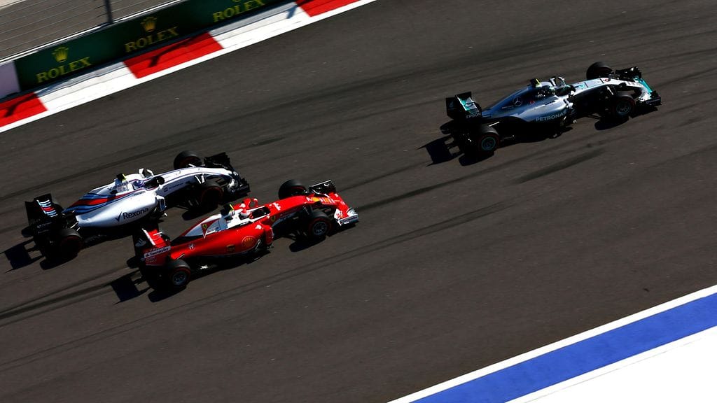 Kimi Räikkönen (kesk.) ei pystynyt haastamaan Nico Rosbergia.