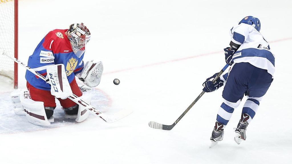 Suomen Teemu Pulkkinen testasi venäläisvahti Semjon Varlamovin torjuntavireen MM-kisoihin valmistavissa otteluissa.