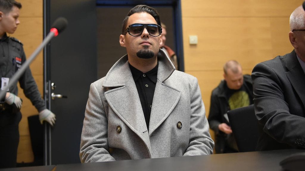 Axl Smith kuvattuna Helsingin käräjäoikeudessa 4. toukokuuta 2016.