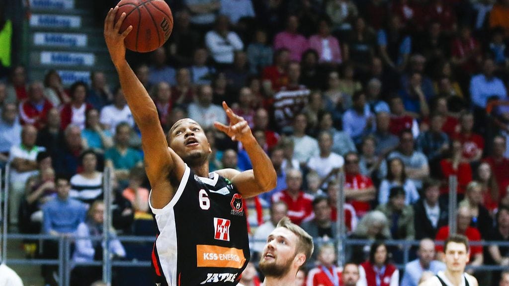 Kouvojen Kyle Shiloh nostaa pallon koriin.