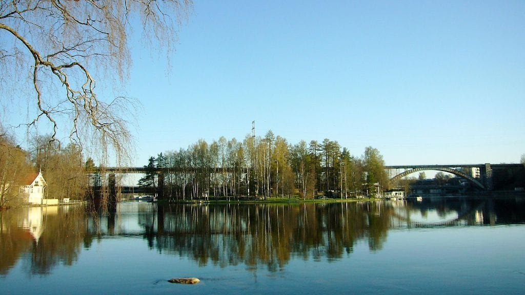 Sirkka-Liisa Laurila toivottaa kaunista päivää Heinolan Jyrängönvirran maisemien myötä.