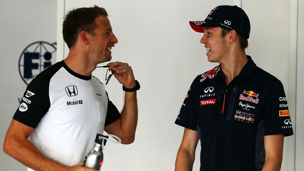 Jenson Button ja Daniil Kvjat vaihtoivat kuulumisia Malesian GP:ssä reilu vuosi sitten.