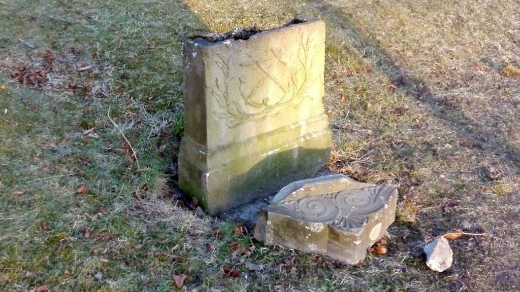 Pyhän Kolminaisuuden kirkon raunioilla rikottiin muun muassa hautakiviä vappuviikonloppuna. Kuva: Rauman poliisi