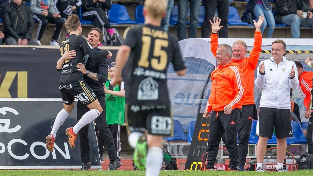 Roope Riski ja SJK:n päävalmentaja Simo Valakari tuulettavat voitomaalia.