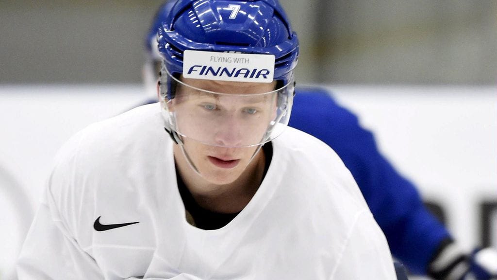 Esa Lindell laukaus nousi liikaa ja tärähti Sebastian Ahoa kypärään (arkistokuva).