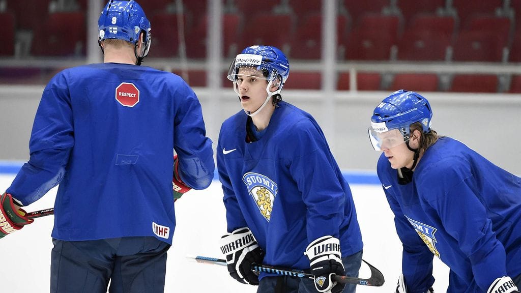 Mikko Koivu (vas.), Sebastian Aho ja Mikael Granlund istutettiin samaan ketjuun.