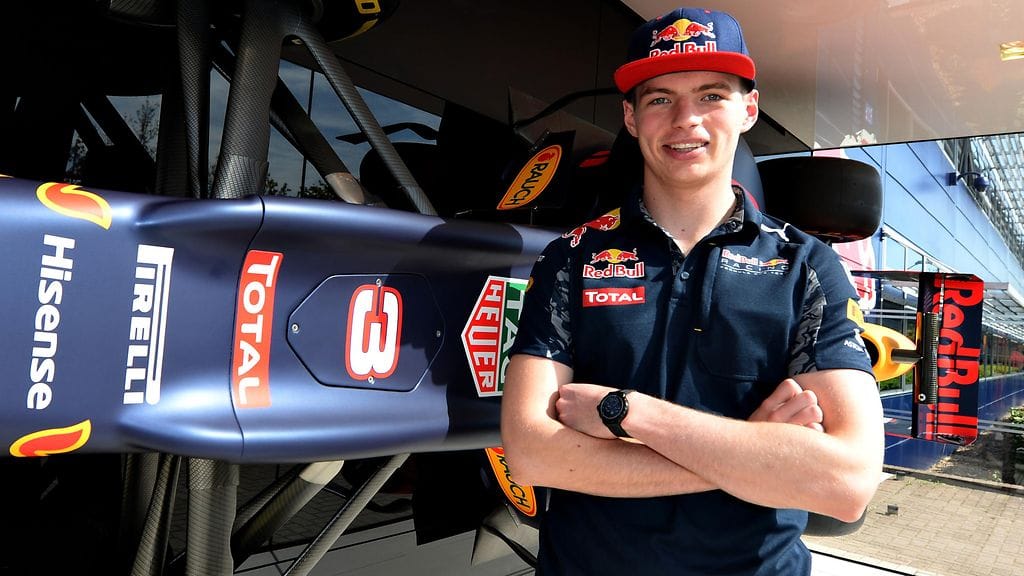 Max Verstappen Red Bull -tallin tehtaalla torstaina.