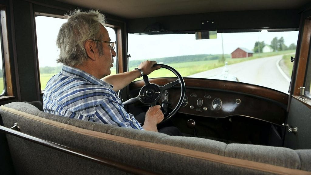 Aarne Åval vuoden 1929 Packard Eight -museoauton ratissa.