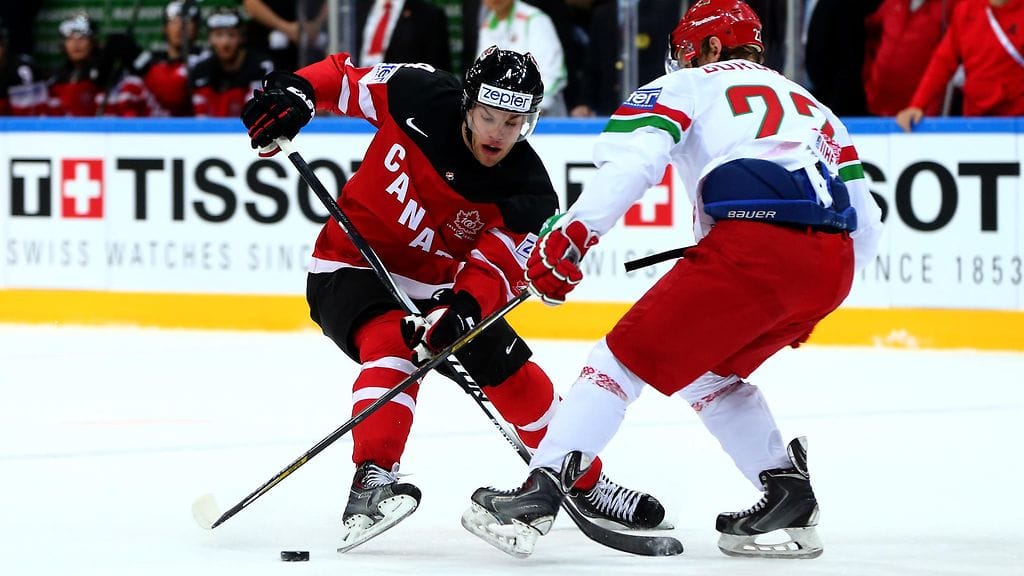 Kanadan Taylor Hall ja Valko-Venäjän Oleg Goroshko väänsivät vastakkain viime kevään MM-kisoissa Ostravassa.