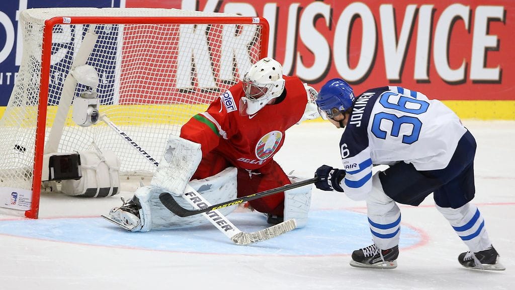 Suomi kohtasi Valko-Venäjän myös vuosi sitten. Jussi Jokinen ohittaa kuvassa Vitali Kovalin.