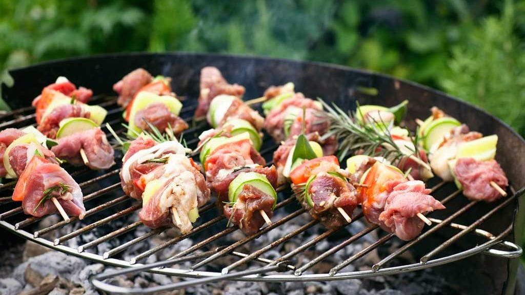 Grillaamisessa kannattaa olla tarkkana, ettei ruoka pääse kärähtämään.