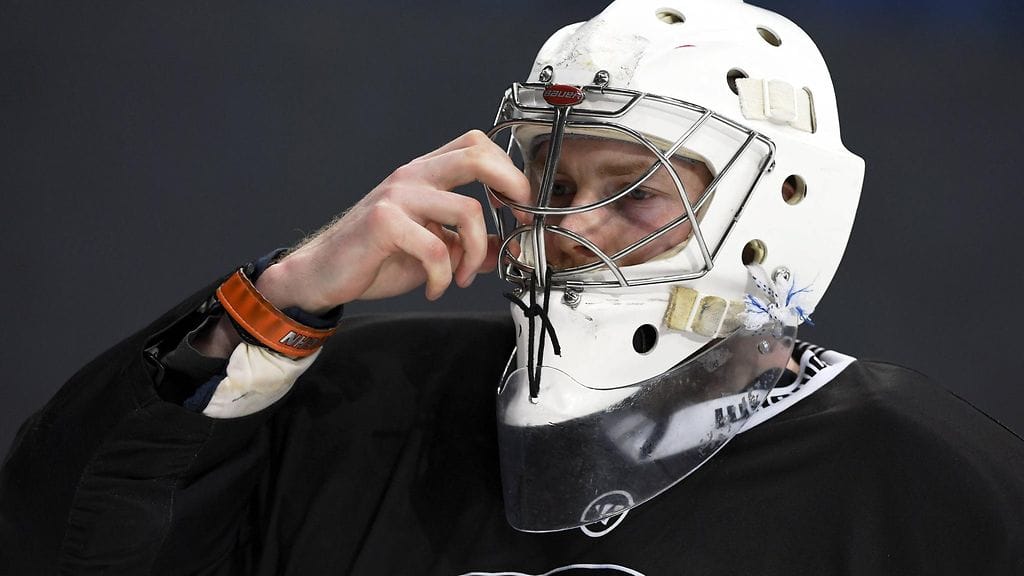 Mikko Koskinen torjuu perjantaina Leijonien maalilla.