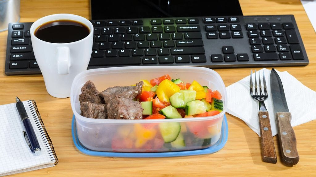 Asiantuntijoiden mukaan ruoka tulisi aina lämmittää muoviastian sijaan joko lasisessa tai keraamisessa astiassa.