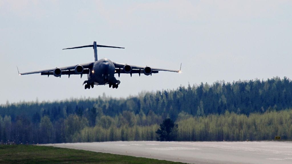 Yhdysvaltalainen C-17 Globemaster III -kuljetuskone laskeutui Rissalaan perjantaina iltapäivällä. Kuva: Ilmavoimat.