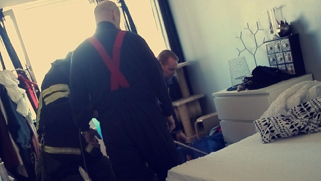 Mäntsälän paloaseman palomiehet nappasivat kolme kuukautta mäntsäläläisnaisen asunnossa piileskelleen käärmeen. Kuva: Mirka Kuvaja.