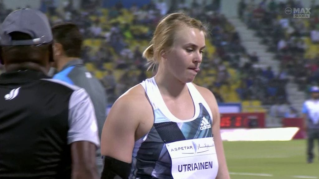 Sanni Utriainen oli mietteliäänä ensimmäisen heittonsa jälkeen.