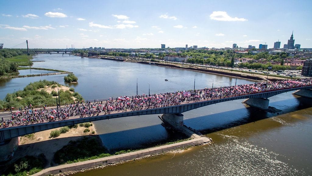 Puola mielenosoitus hallituksen vastustajat ja kannattajat