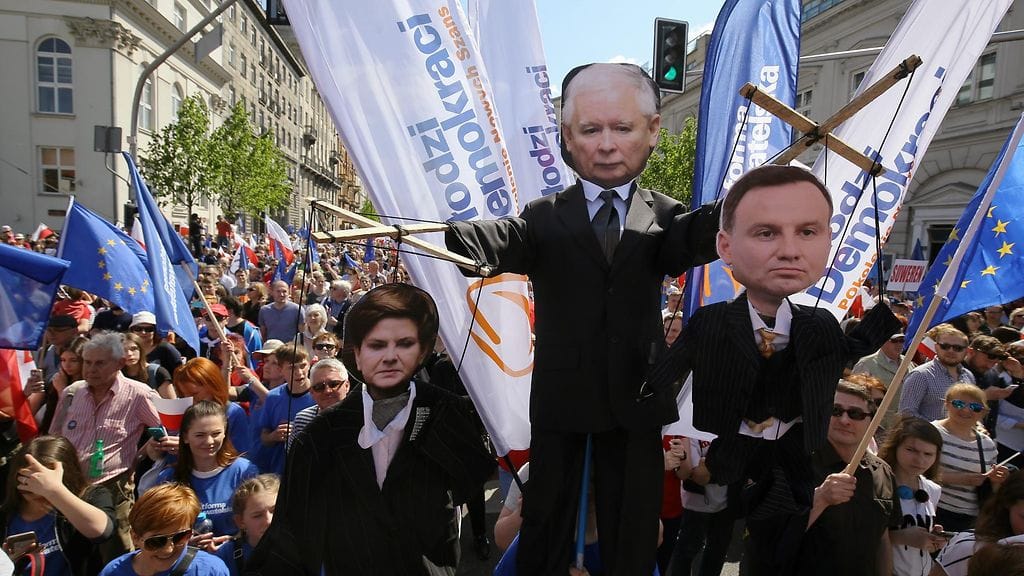 Oppositio järjesti Puolassa 7.5.2016 marssin jossa puolustettiin EU-jäsenyyttä. Pilkkanuket esittävät oikeistohallituksen pääministeriä Beata Szydloa, Laki- ja Oikeus -puolueen johtajaa Jaroslaw Kaczynskia ja Puolan presidenttiä Andrzej Dudaa.