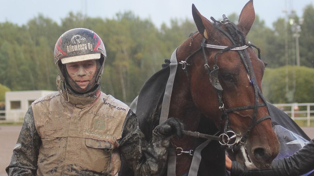 Mika Forss ohjastaa Kuopion sadesäässä kahta Toto4-suosikkia.