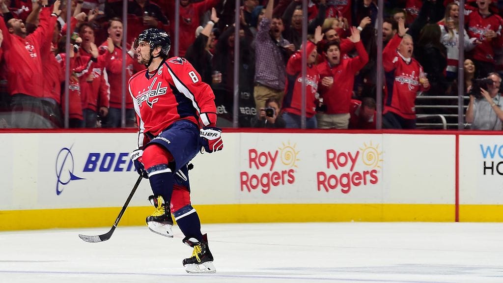 Aleksandr Ovetshkin huudatti kotiyleisöä.