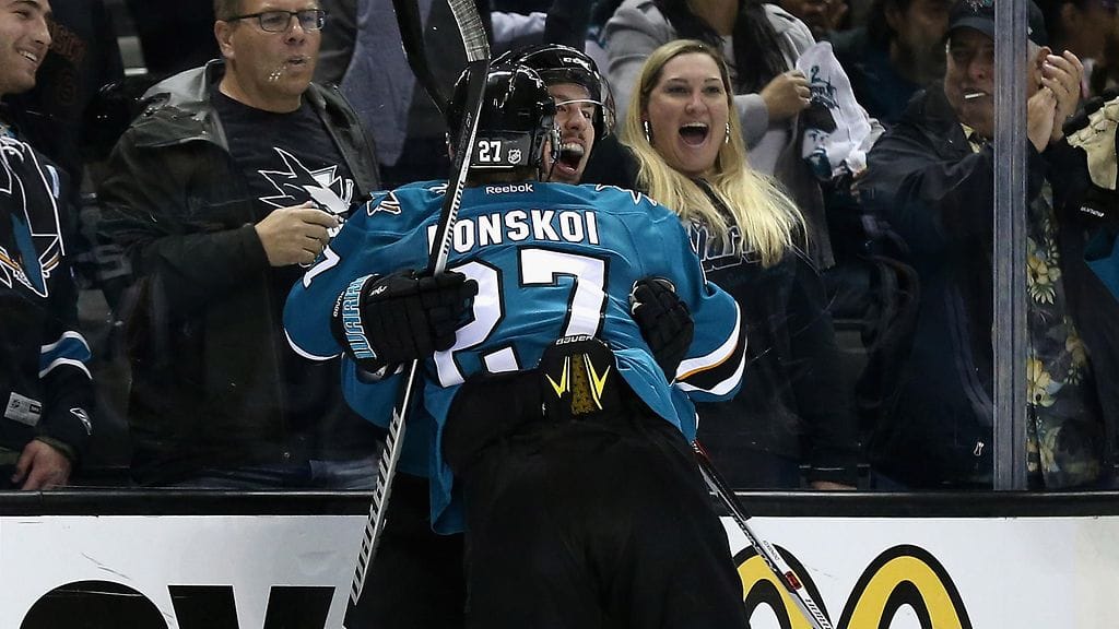 Joonas Donskoi ja Logan Couture juhlivat 3-1-osumaa.