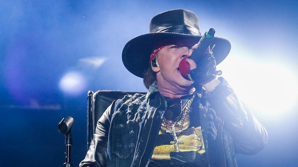 Axl Rose korvaa Brian Johnsonin AC/DC-yhtyeen solistina kiertueilla.