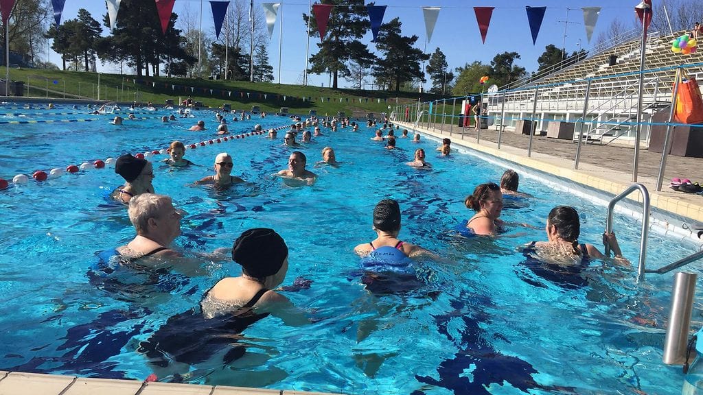 Helsingin uimastadion oli täynnä jo aamulla, ja lämpötilan noustessa siellä on varmasti jo ruuhkaa. Tarkkanäköinen erottaa pulikoijien joukosta myös Helsingin kaupungin liikuntatoimeen johtajan Anssi Rauramon.