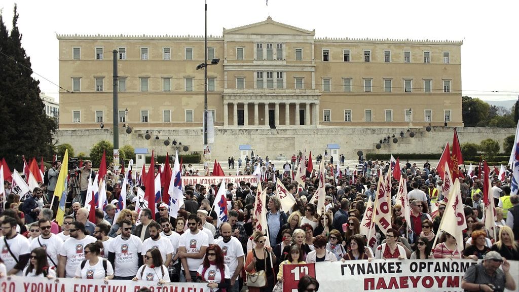 Ammattiyhdistys PAME:n mielenosoitusmarssi Kreikan parlamentin edustalla Syntagman aukiolla Ateenassa sunnuntaina 8. toukokuuta 2016.