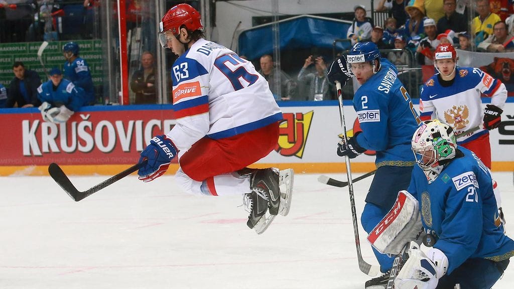 Venäjän Jevgeni Dadonov maskihommissa.