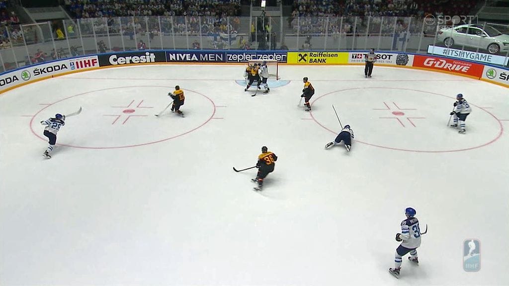 Patrik Laineen (vas.) kuti on kohdillaan. Tässä syntyy 1–0-maali.