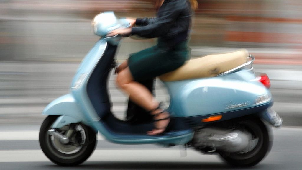 Skootterilla ajanut nuori oli lentänyt törmäyksen voimasta skootterinsa selästä. Kuvituskuva.