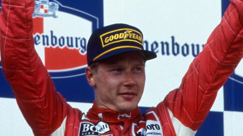 Mika Häkkinen palkintopallilla Imolassa 1994.