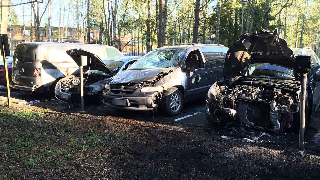Myllypurossa paloi maanantain vastaisena yönä kuusi henkilöautoa. Poliisi epäilee kerrostalon parkkipaikalla riehunutta paloa tahallaan sytytetyksi.