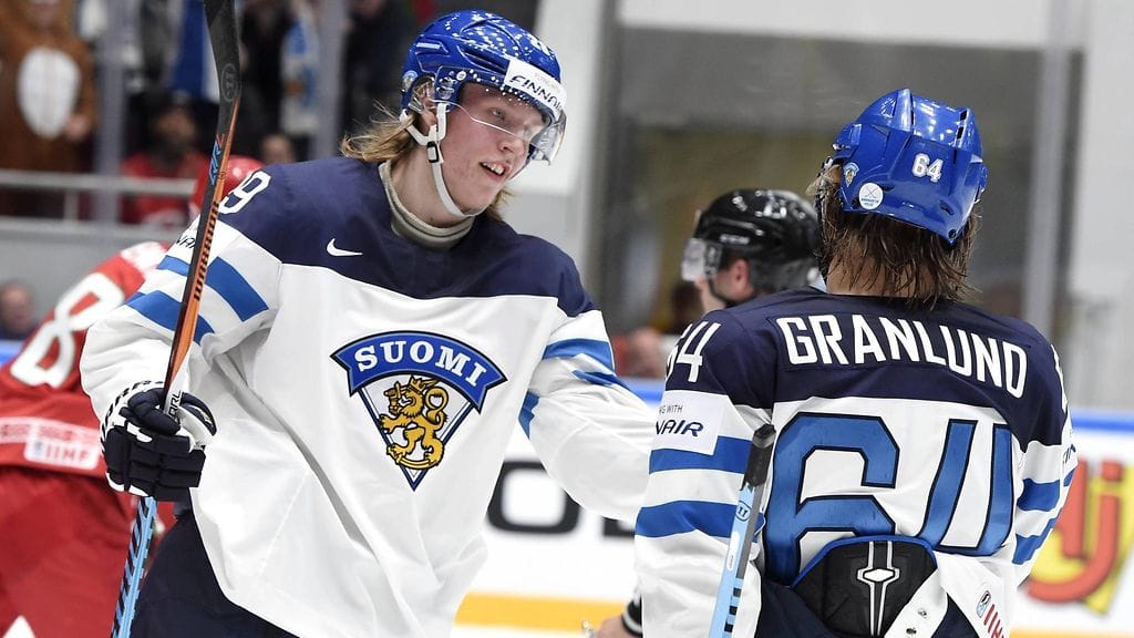 Patrik Laine (vas.) villitsi suomalaiset kiekkofanit viime kaudella ja on jatkanut samaa rataa NHL:ssä.