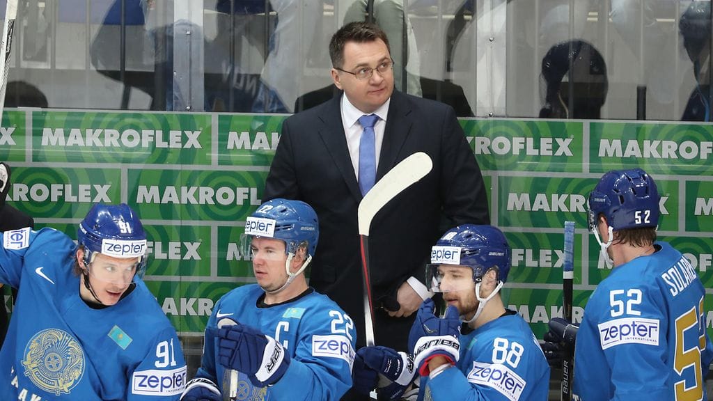 Andrei Nazarov Kazakstanin penkin päässä.