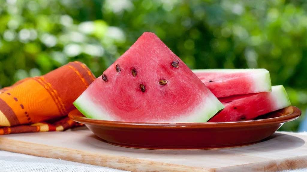 Kaksi veitsen liikettä lisää, ja vesimeloniviipale ei enää sotke kasvoja!