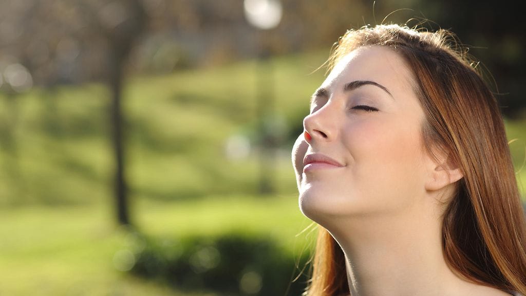 Tämän hengitysharjoituksen voit tehdä missä ja milloin vain, vaikkapa lounastauolla.