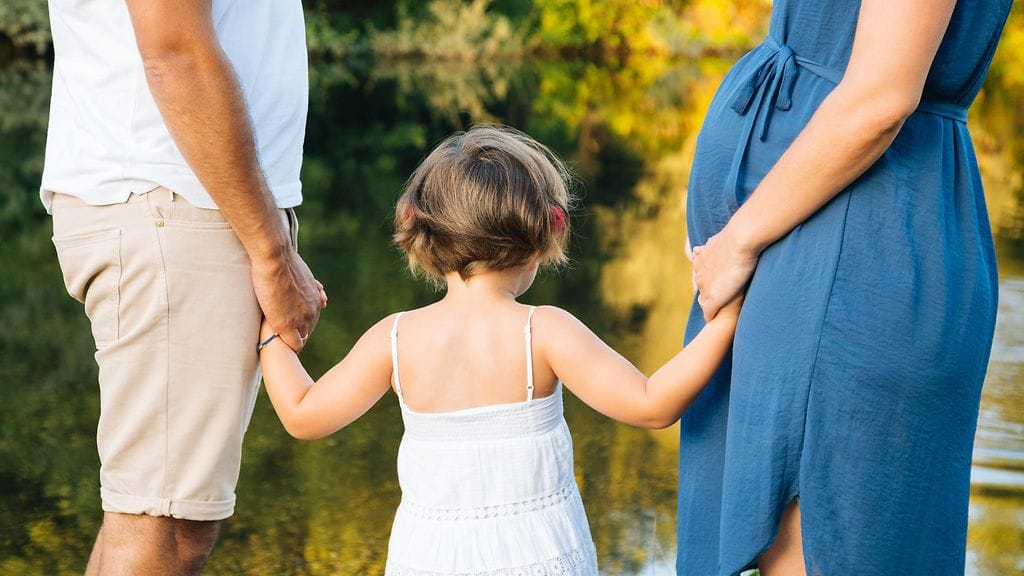 Esikoiselle äidin raskaus voi olla iso järkytys.