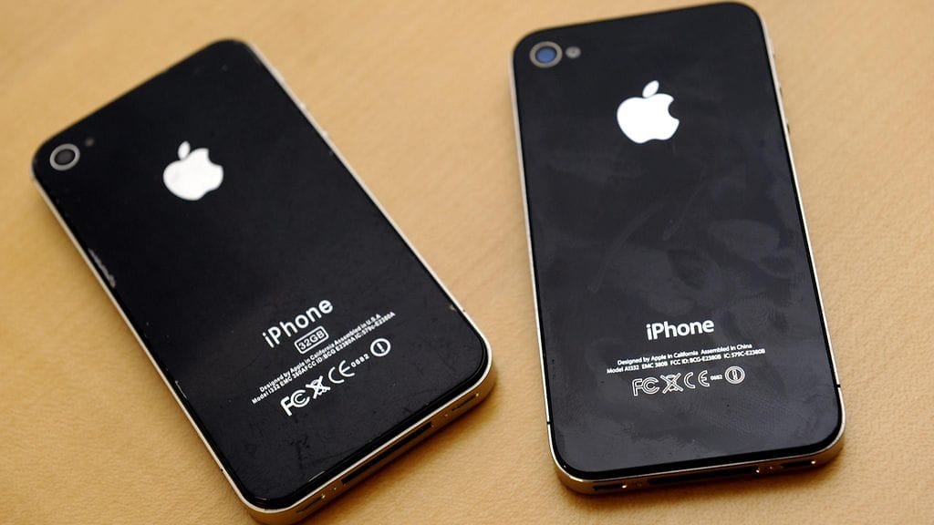 Vasemmalla väärennetty ja oikella aito Applen iPhone-älypuhelin Helsingissä 9. elokuuta 2011. Kuvituskuva.